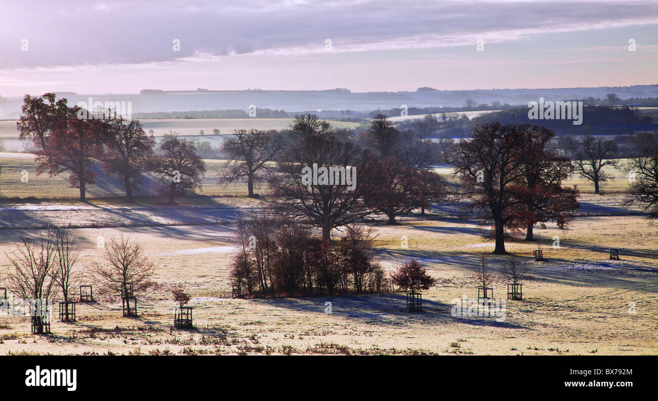 Winter-Sonnenaufgang vom Coleshilll über die Felder von Oxfordshire und Wiltshire, England, UK Stockfoto
