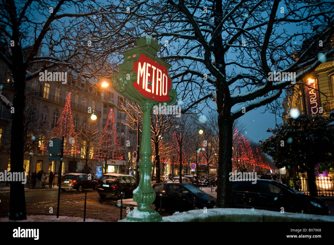 Paris, Frankreich, U-Bahn-Station Beschilderung auf den Champs-Elysées, bei Dämmerung, Weihnachtsbeleuchtung, Schnee, Schnee in der Winterstraße paris Schnee Stockfoto