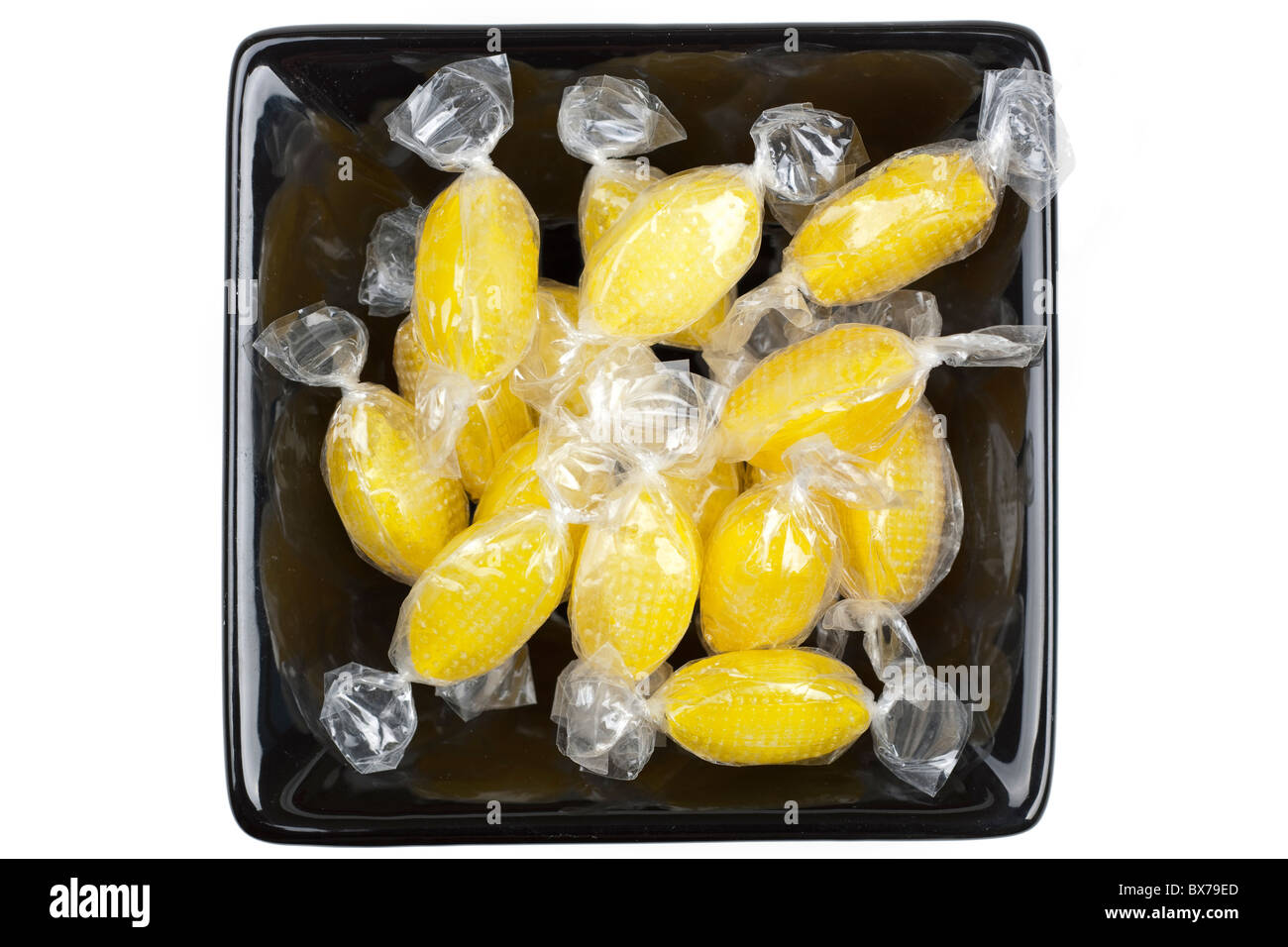 Schwarze Keramik Server Teller voller Zitronen Brausebonbons Stockfoto