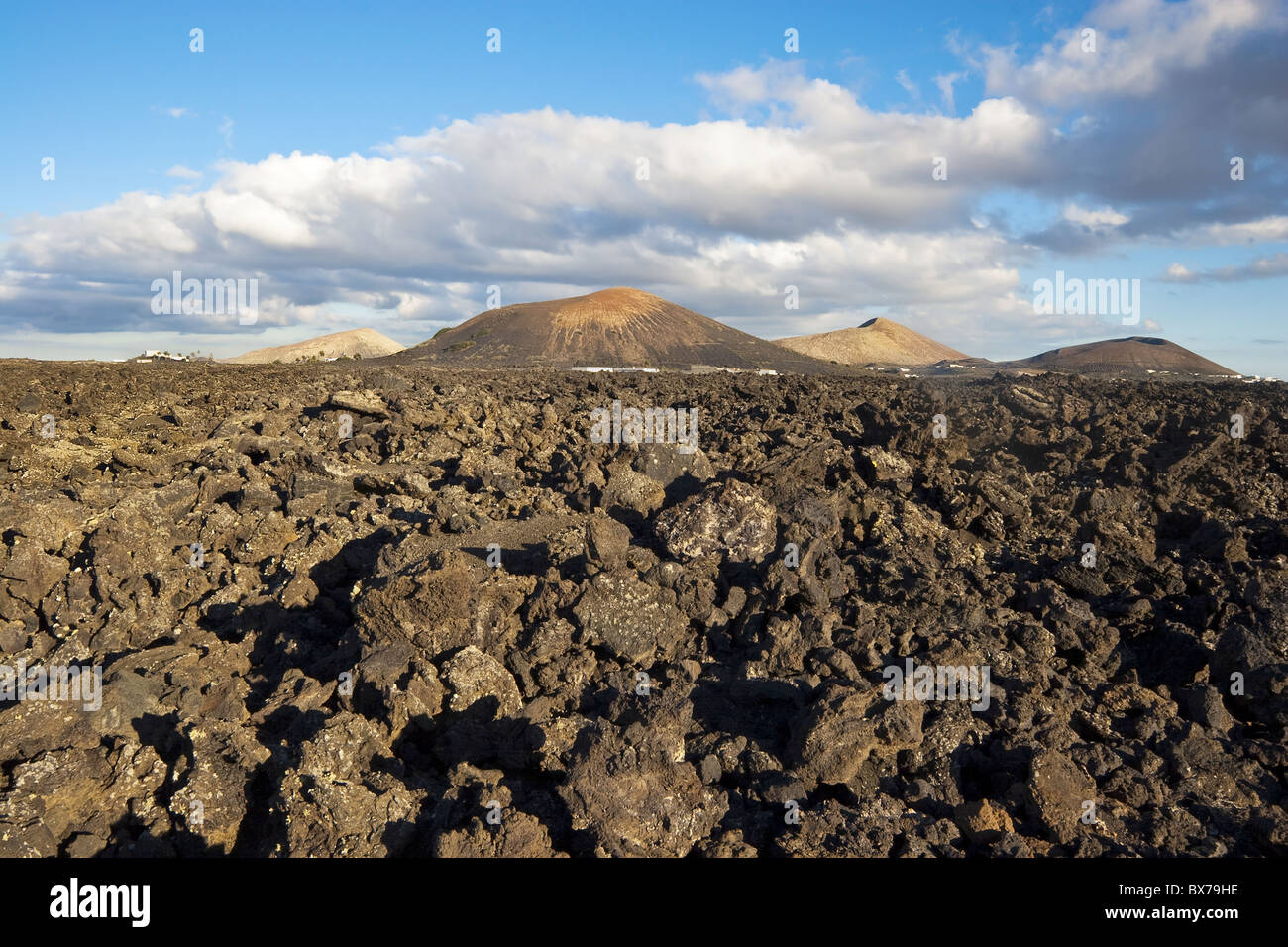Unregelmäßige blockartige Lava und Asche Kegel von der Vulkanlandschaft der Nationalpark Timanfaya, Lanzarote, Kanarische Inseln, Spanien Stockfoto