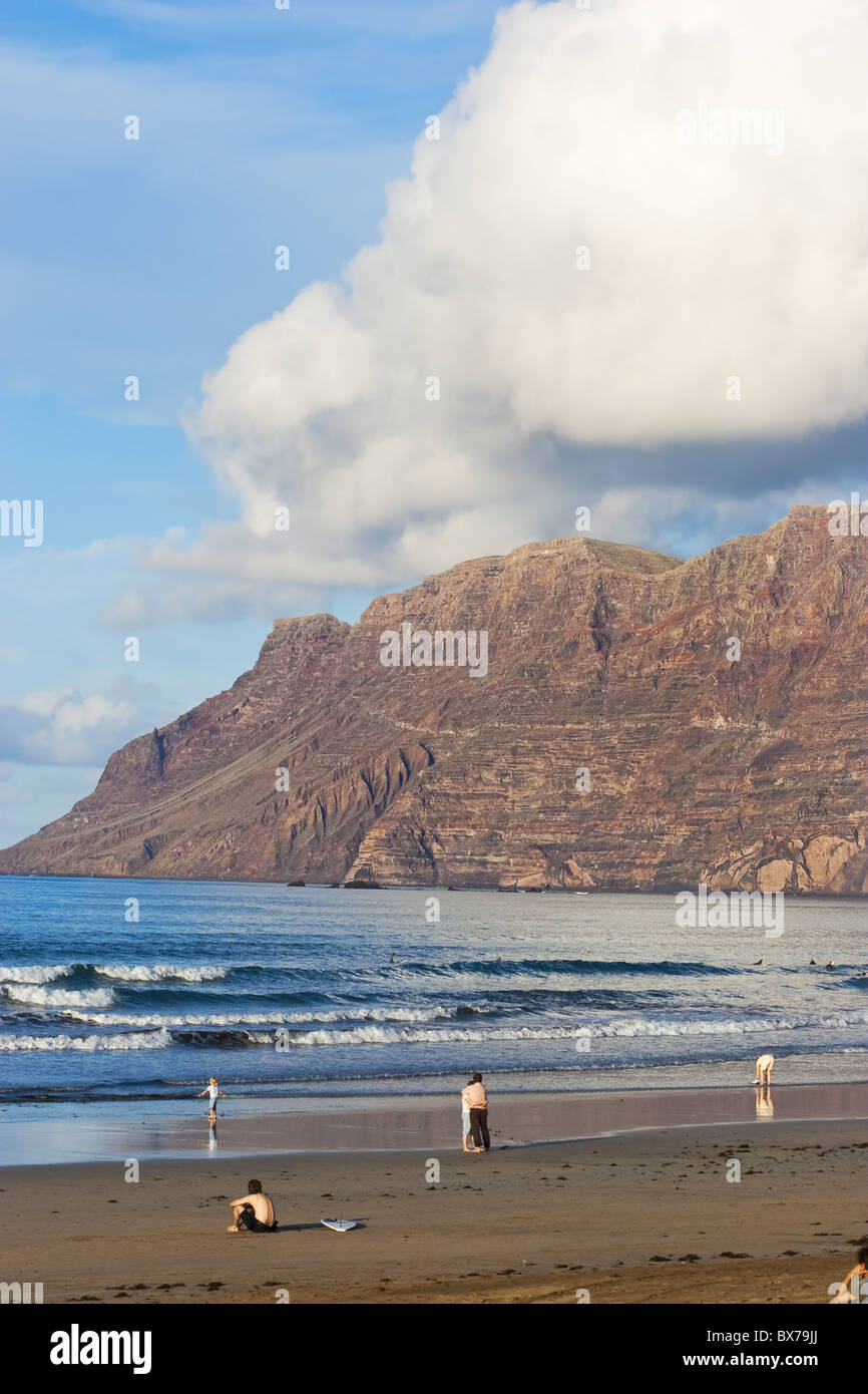 Spektakuläre 600m vulkanischen Klippen von der Risco de Famara steigt über der Insel besten Surf Beach, Lanzarote, Kanarische Inseln, Spanien Stockfoto