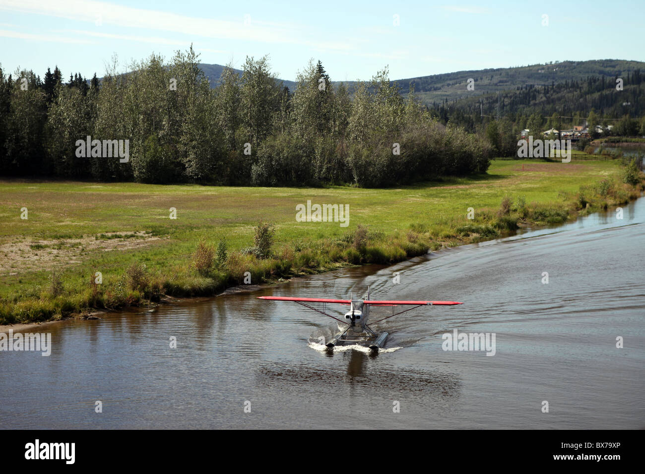 Wasserflugzeug, Wasserflugzeug abheben am Fluss in Chena, Alaska, USA. Stockfoto