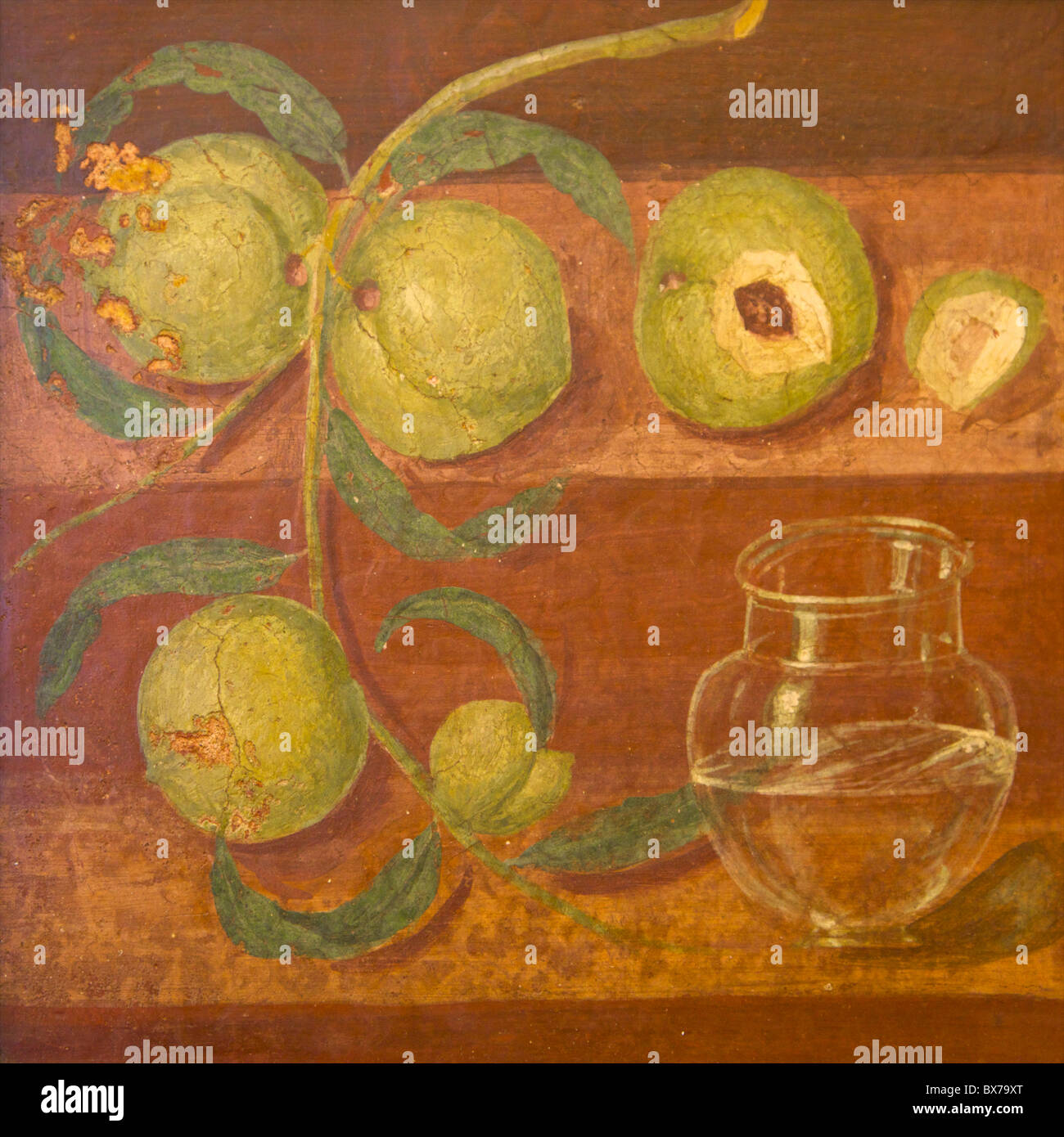 Pfirsiche und Krug Wasser unter freiem Himmel, vom Haus der Hirsche, Herculaneum, Archäologisches Nationalmuseum Neapel, Kampanien, Italien Stockfoto