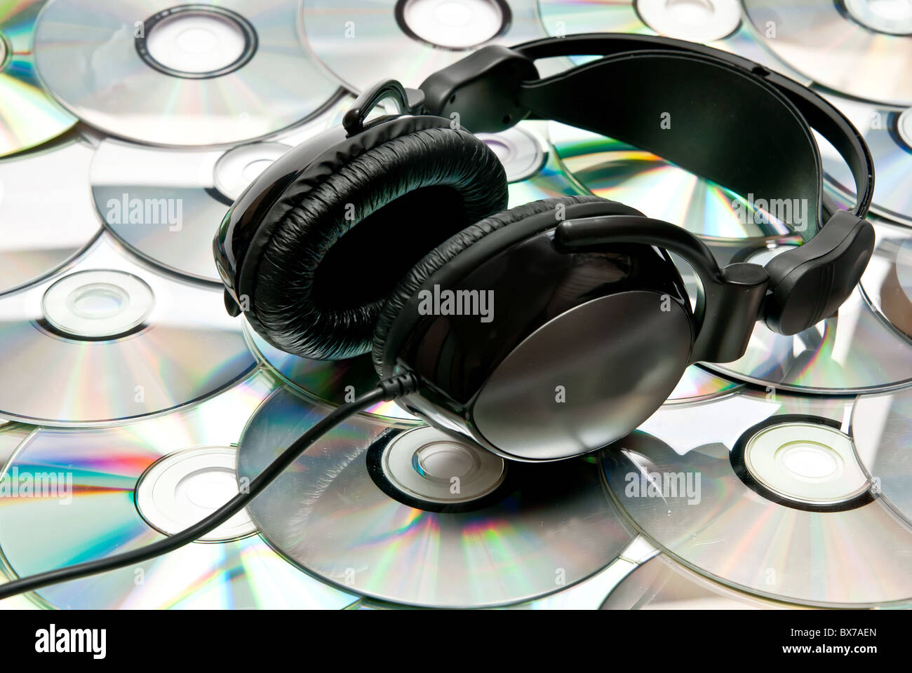 schwarze Kopfhörer und viele CDs Stockfoto