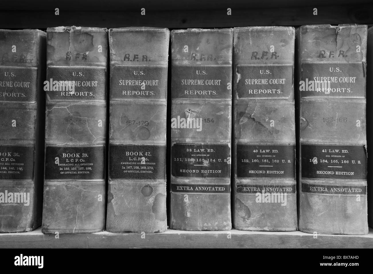 Alte, antike Supreme Court Bericht Bücher im Regal in einem Museum in Dawson City, Yukon, Kanada für Lesung gelesen werden. Stockfoto