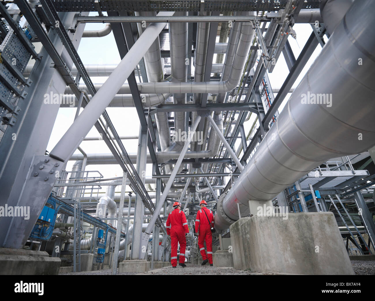 Arbeiter gehen durch einen unterirdischen Gasspeicher Stockfoto