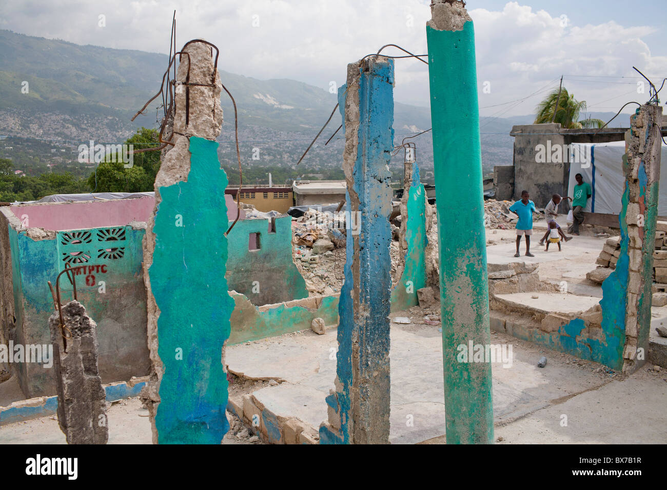 Kinder stehen inmitten von Trümmern Erdbeben am 13. Juli 2010 im Stadtteil Fort National in Port-au-Prince, Haiti. Stockfoto