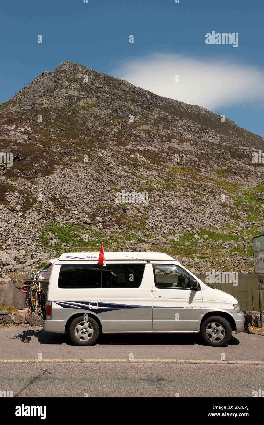 Wohnmobil geparkt mit See und Berg Snowdonia Nord-Wales Stockfoto