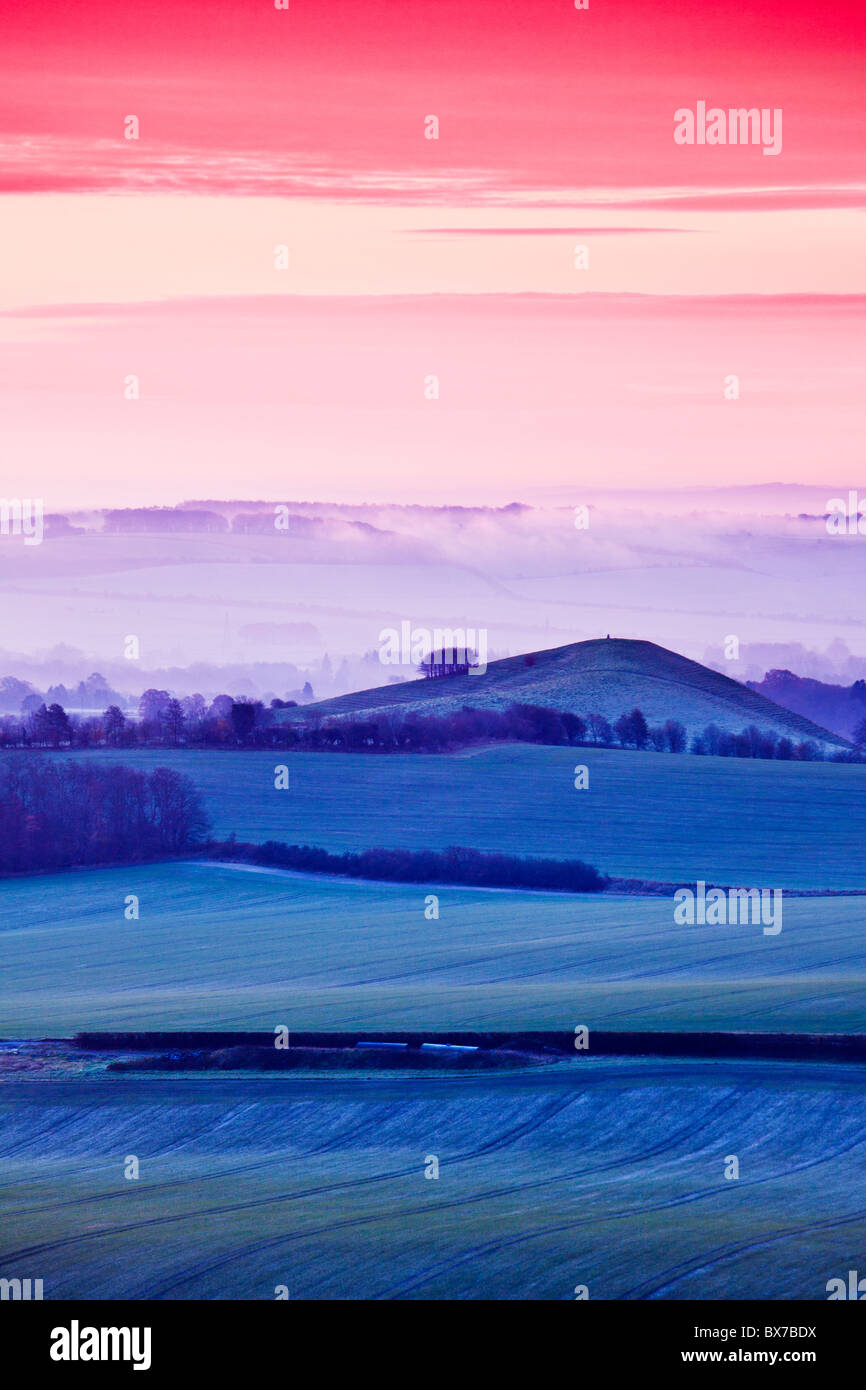 Frostigen Winter Sunrise von Walkers Hügel über dem Vale of Pewsey in Wiltshire, England, UK Stockfoto