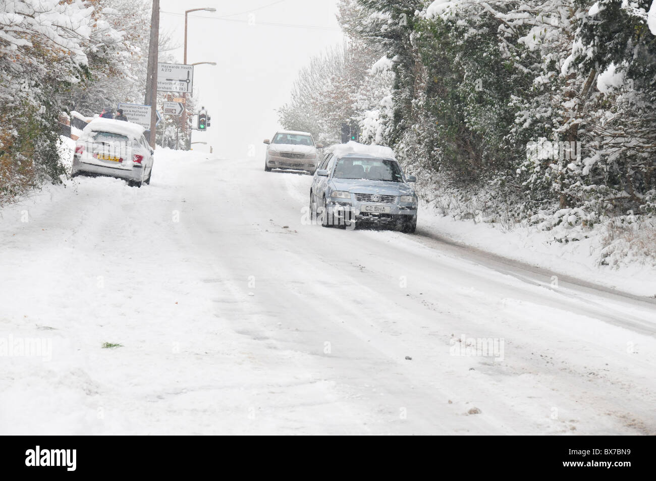 Autos, die durch Schnee, Billingshurst West Sussex England kämpfen Stockfoto