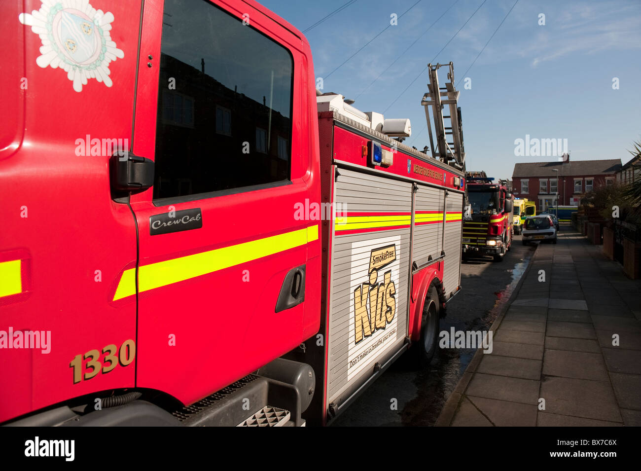 Feuerwehrfahrzeuge im Haus Feuer Feuerwehr & Service UK Stockfoto