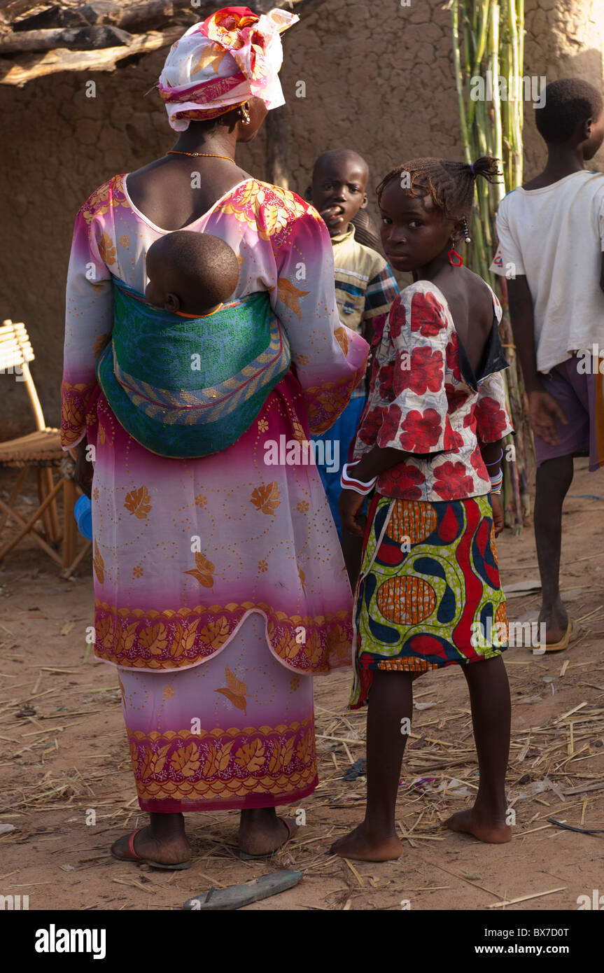 Mutter und ihre Kinder von hinten auf einem Markt in Mali, Westafrika gesehen. Stockfoto