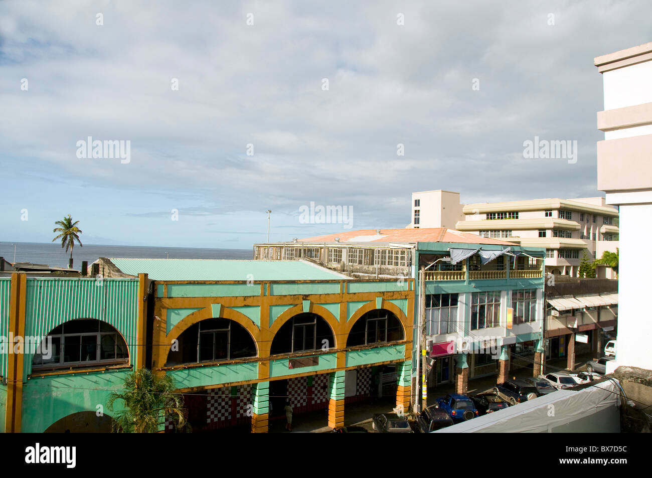 Blick von der Dachterrasse Kingstown St. Vincent und die Grenadinen mit Palme und Karibik Stockfoto