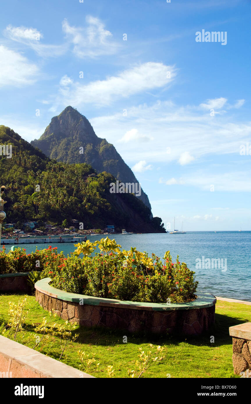 Garten in Waterfront Park Soufriere St. Lucia mit Blick auf berühmte Twin Peak Piton Berge Karibik Stockfoto