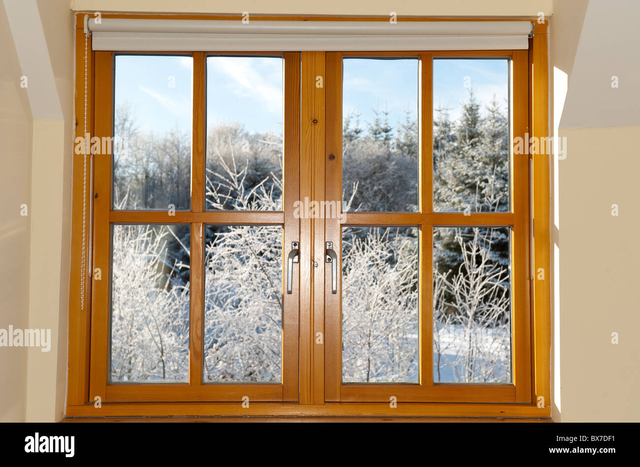Sitzen in einem warmen Raum, der Blick aus dem Fenster auf den ersten  Schnee in diesem Winter früh an einem frostigen Morgen Stockfotografie -  Alamy