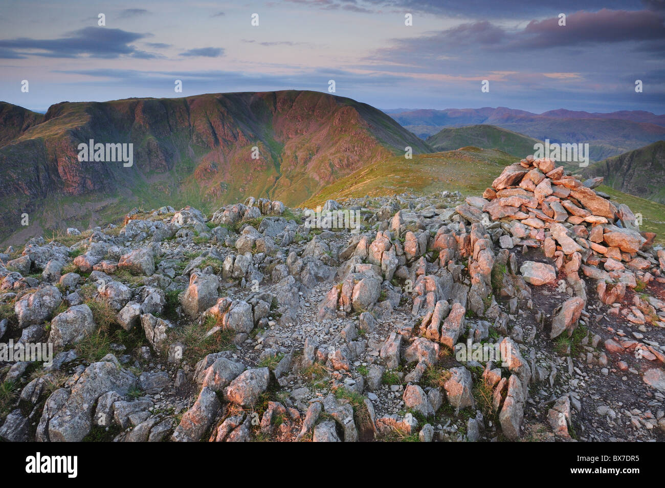 Blick in Richtung Fairfield und Hart Crag aus St Sunday Crag im englischen Lake District Stockfoto