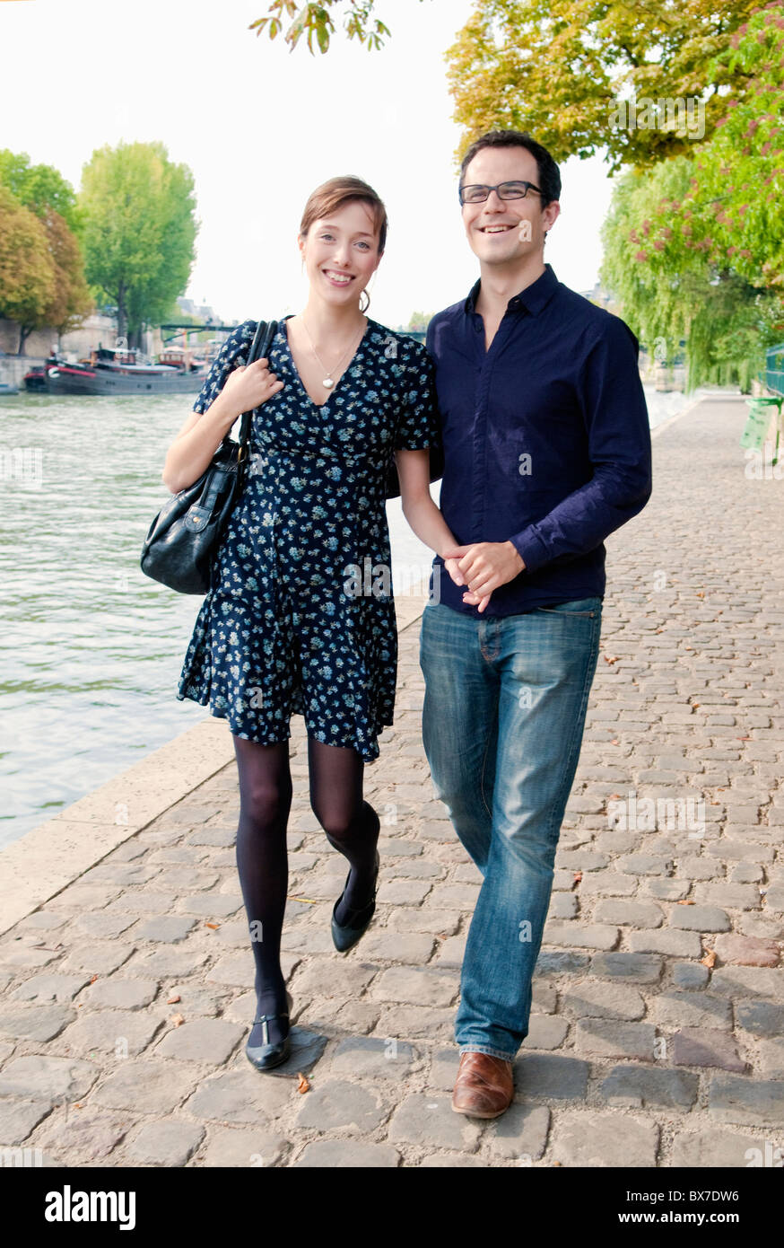 paar Arm in Arm durch die Seine Paris Stockfoto