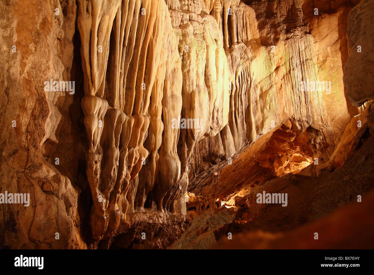 Höhle Stalaktiten unterirdische Höhle magisches Licht in Pyrenäen Spanien Stockfoto