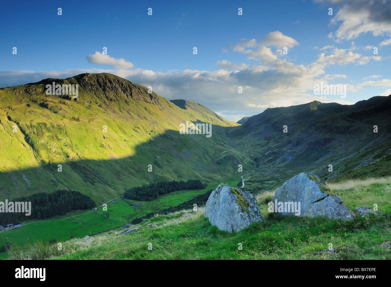 Sonnenlicht auf St Sunday Crag und Grisedale Tal im englischen Lake District. Die Aussicht vom Grisedale Stirn Stockfoto