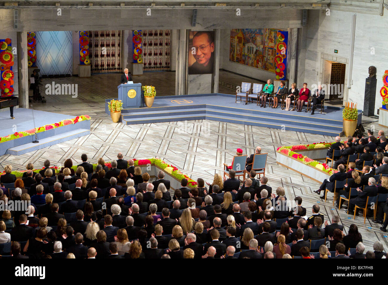 Chinesischen Dissidenten Liu Xiaobo erhielt den Friedensnobelpreis in Abwesenheit am 10. Dezember 2010, in einer feierlichen Zeremonie in Oslo City Hall. Thorbjørn Jagland, Vorsitzender des norwegischen Nobelkomitees eröffnete die Zeremonie von Musik und Lesungen mit einer Laudatio, die erklären, warum die Auszeichnung "notwendig und angebracht," war trotz heftigen Reaktionen von der chinesischen Regierung. Saßen auf der Estrade vier Mitglieder des Nobel-Komitees und der Staatssekretär. Ein zusätzlicher Stuhl, der blieb leer und einer erweiterten Porträt vertreten Liu Xiaobo selbst. (Foto: Scott London) Stockfoto