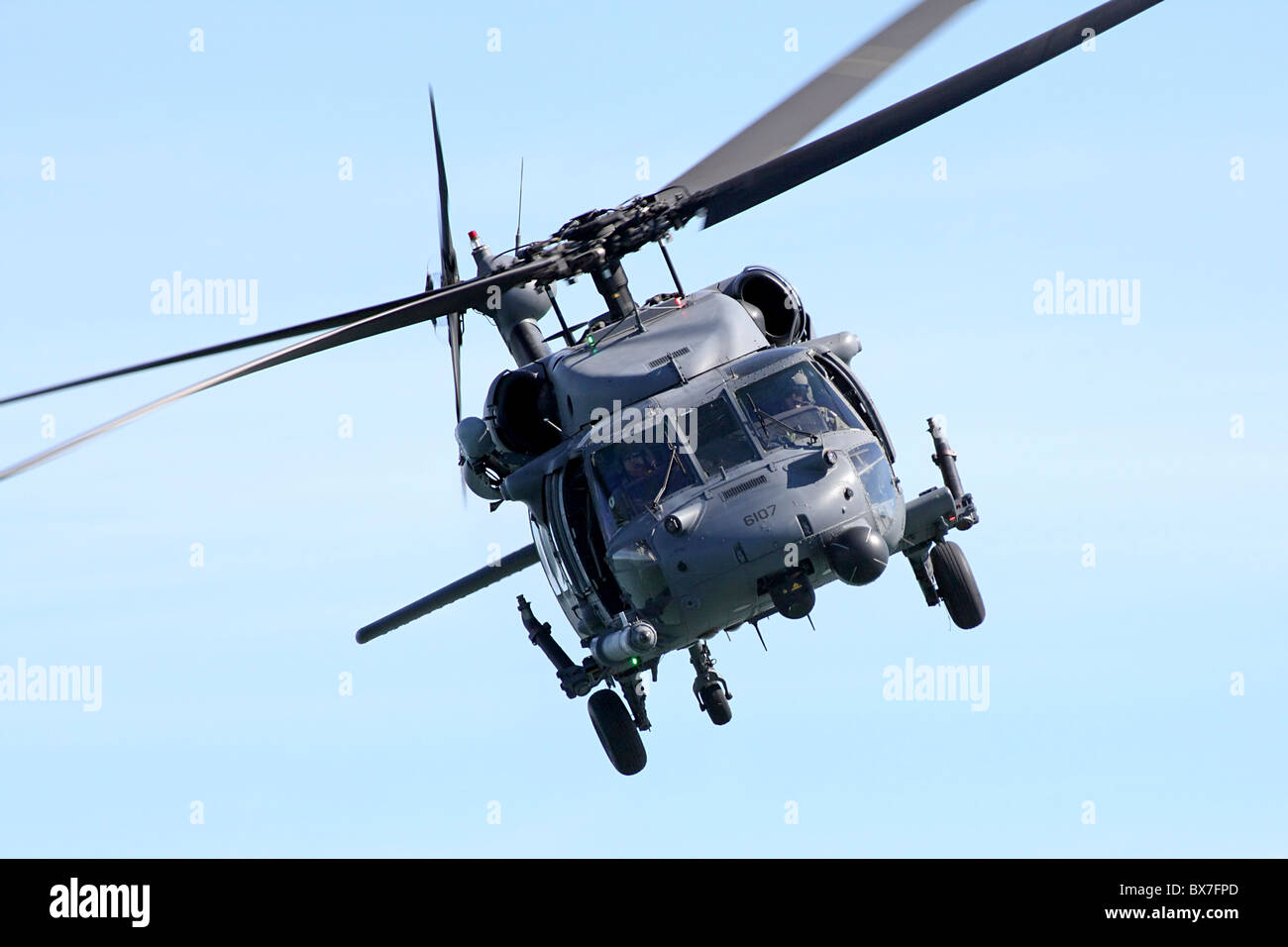 MH - 60G Blackhawk CSAR Combat Search & Rettungshubschrauber im Flug während der 2010 San Francisco Flotte Woche Airshow. Stockfoto