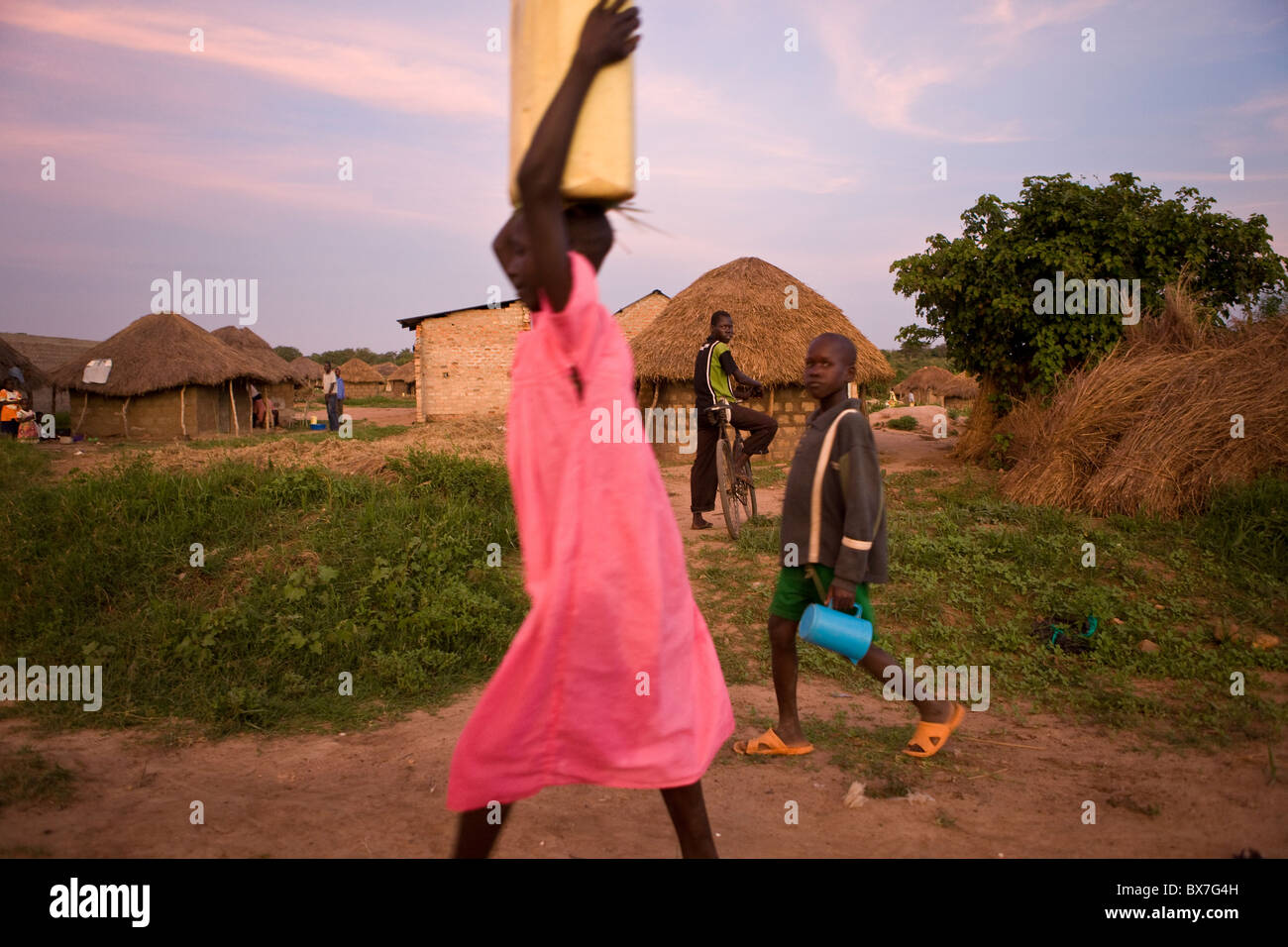 Kinder tragen von Wasser in einem Dorf in Nord-Uganda, Ostafrika. Stockfoto
