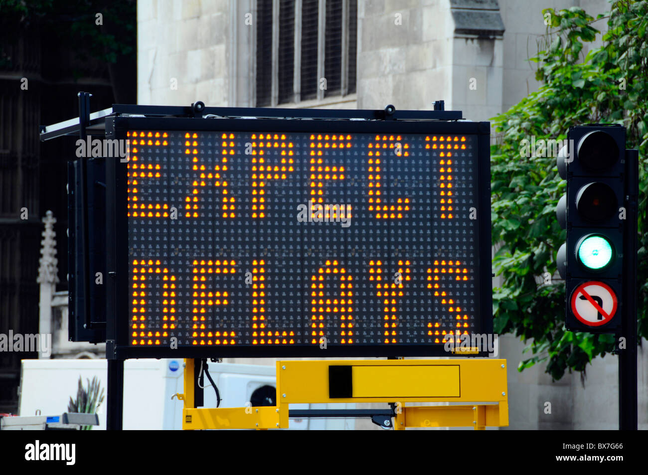 Nahaufnahme von temporären und tragbaren elektronischen Schild Warnung von London Verkehrsbehinderungen England Großbritannien Stockfoto
