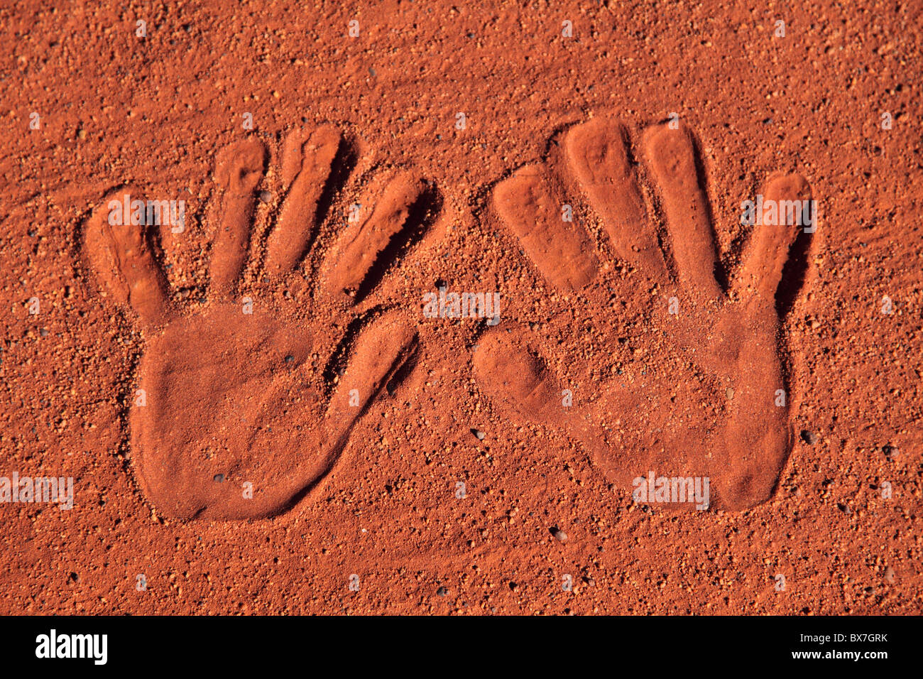 Handabdrücke in typischen roten Sand Zentralaustraliens. Stockfoto