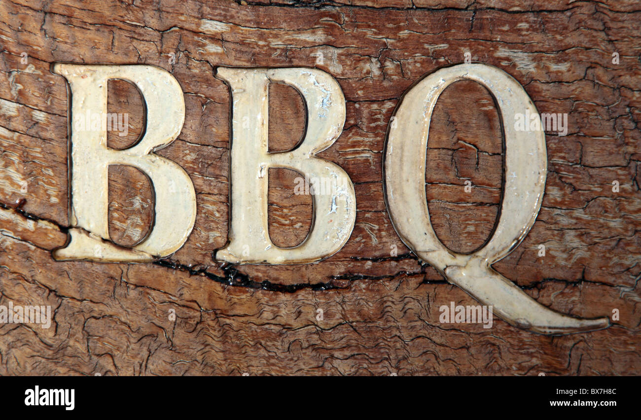 BBQ auf einem rustikalen Holzbrett Stockfoto
