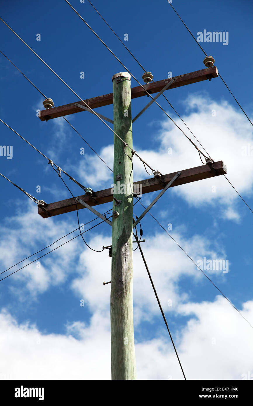 Strommast vor leicht bewölkten Himmel. Stockfoto