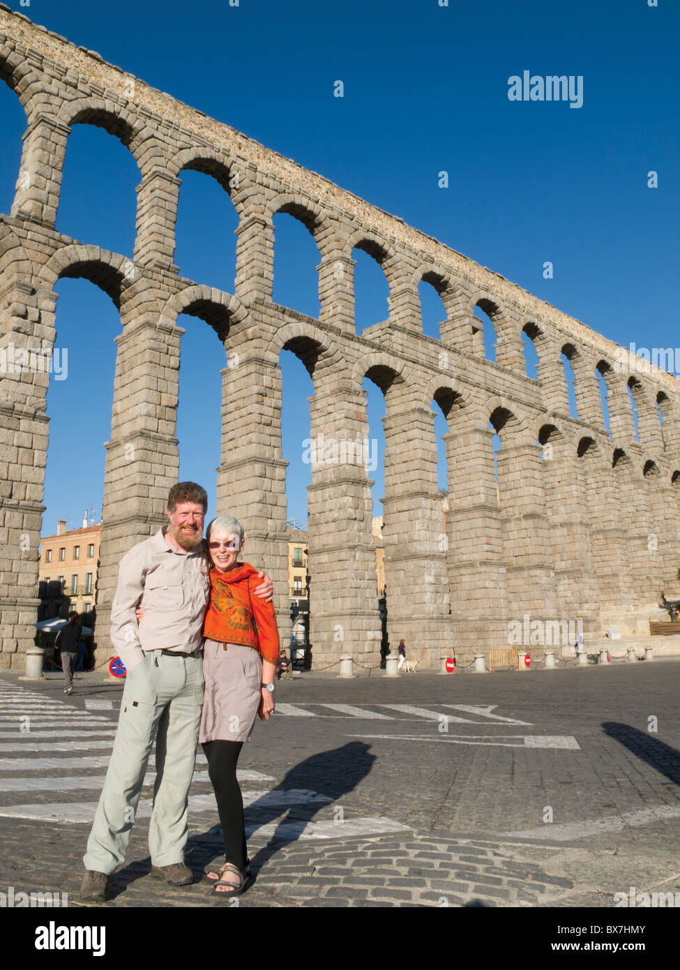 Pilger an das römische Aquädukt, Segovia, Spanien. Stockfoto