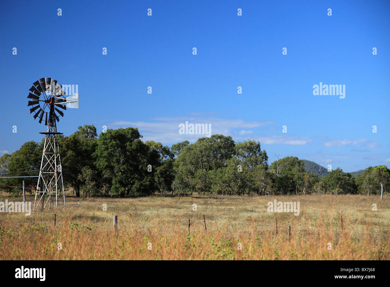Windmühle des Irrigitaion Systems in Ostaustralien. Stockfoto