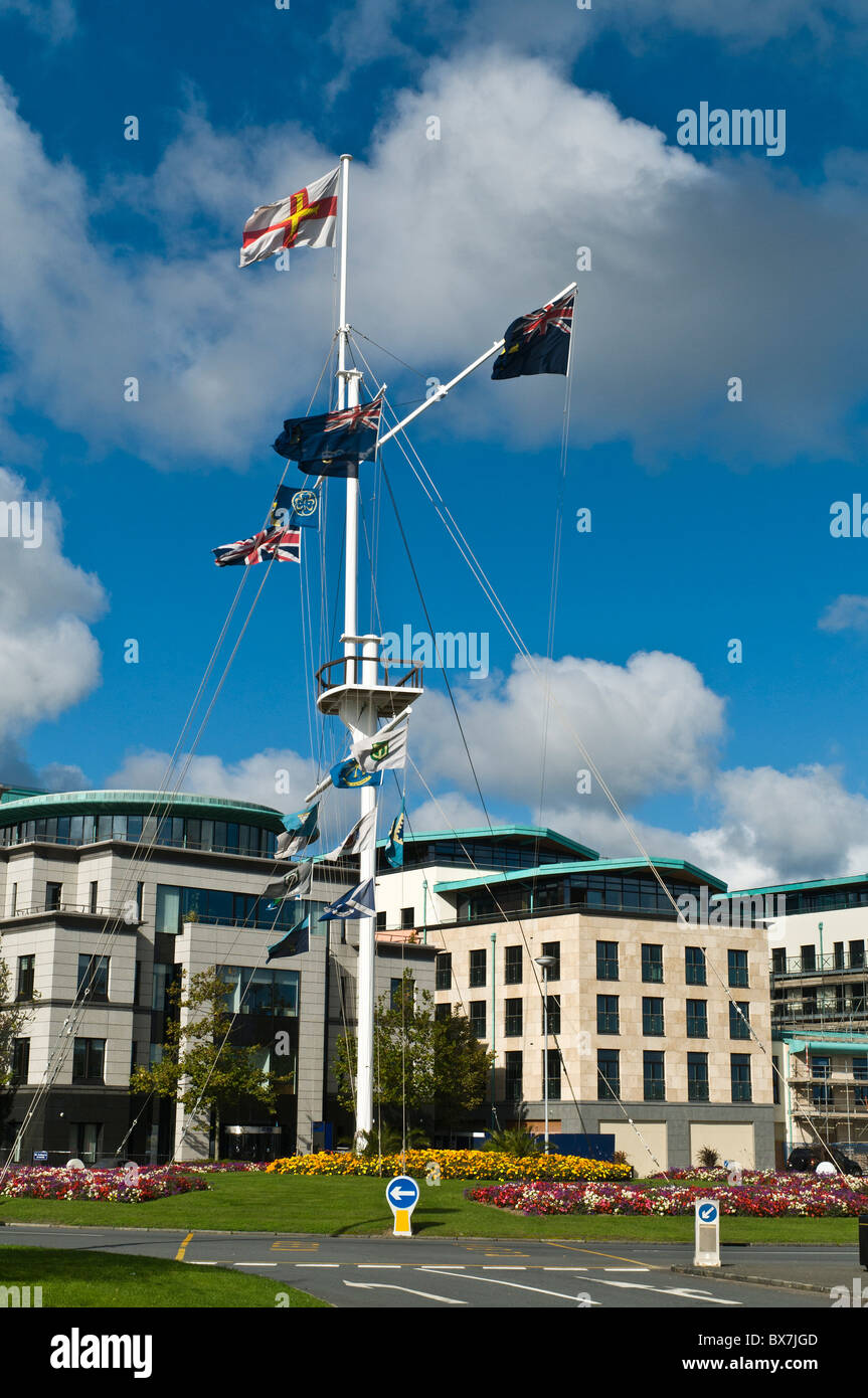dh ST PETERS PORT GUERNSEY Guernsey Fahne Flagge Mast Mast und moderne Strandpromenade Gebäude Stockfoto