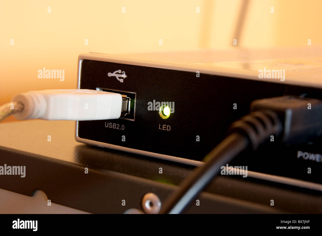 Nahaufnahme von der Rückseite von einer externen Usb-Festplatte Stockfoto