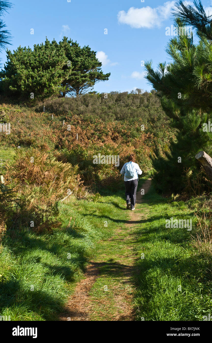 dh Herm Insel HERM GUERNSEY Frau Rambler auf Herm Wanderweg rund um die Insel zu Fuß zu Fuß Stockfoto
