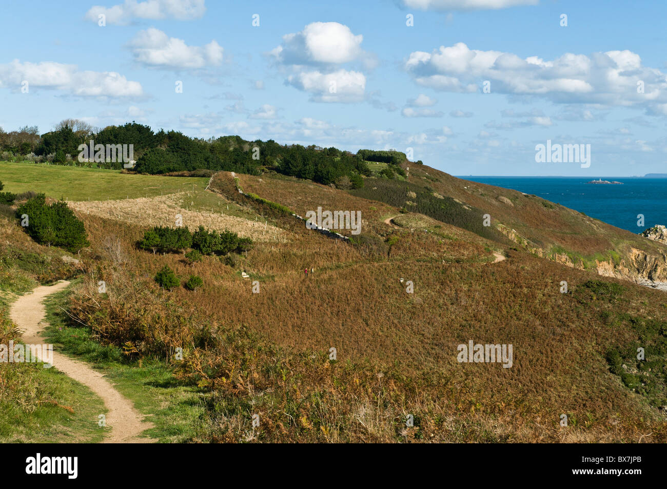 dh HERM GUERNSEY Menschen zu Fuß auf Herm Wanderweg rund um die Insel südküstenweg kanalisieren Inseln Stockfoto