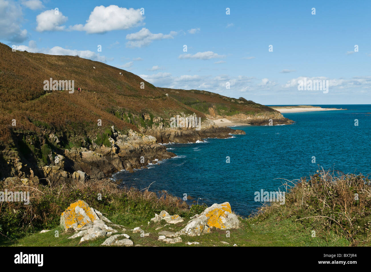dh HERM GUERNSEY Menschen gehen auf Herm Fußweg um Inseln Küste Shell Strand Pfad Küste Kanal Insel Stockfoto