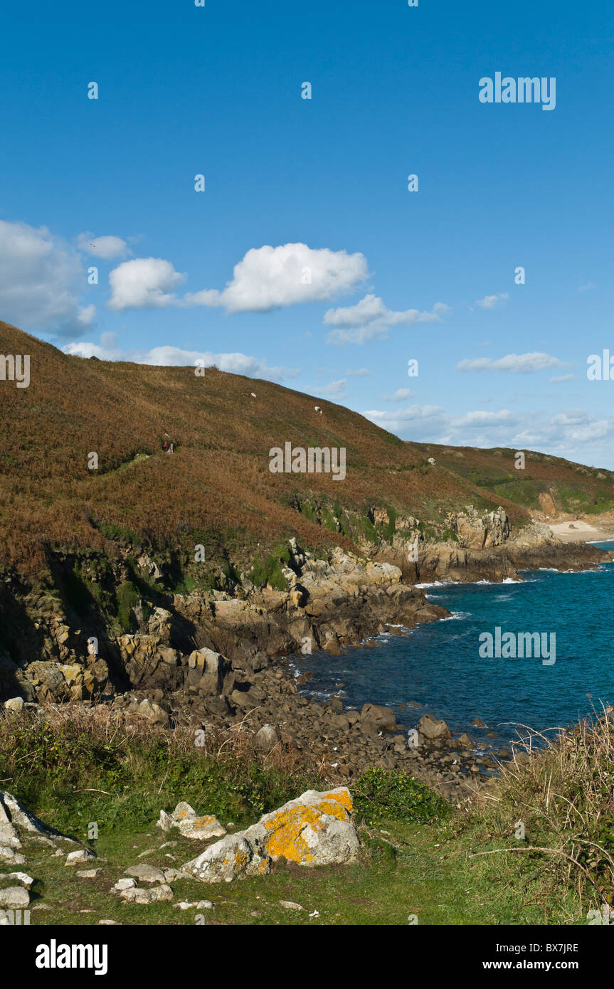 dh HERM GUERNSEY Menschen zu Fuß entlang der Küste der Insel Pfadkanalinseln Stockfoto