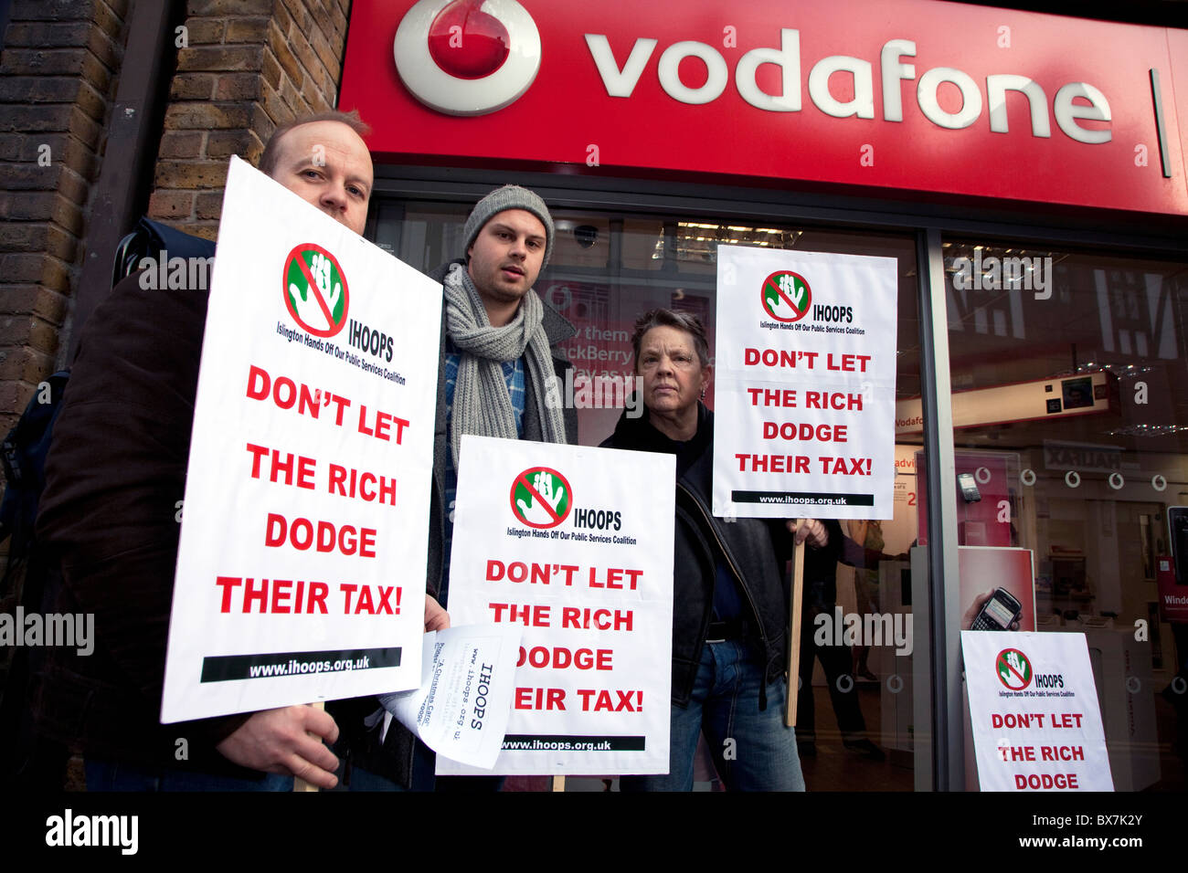 Protest vor Vodafone Shop, London ca. £ 6 Milliarden in nicht entrichtete Steuer Stockfoto