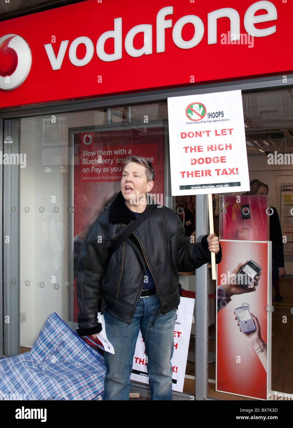 Protest vor Vodafone Shop, London ca. £ 6 Milliarden in nicht entrichtete Steuer Stockfoto