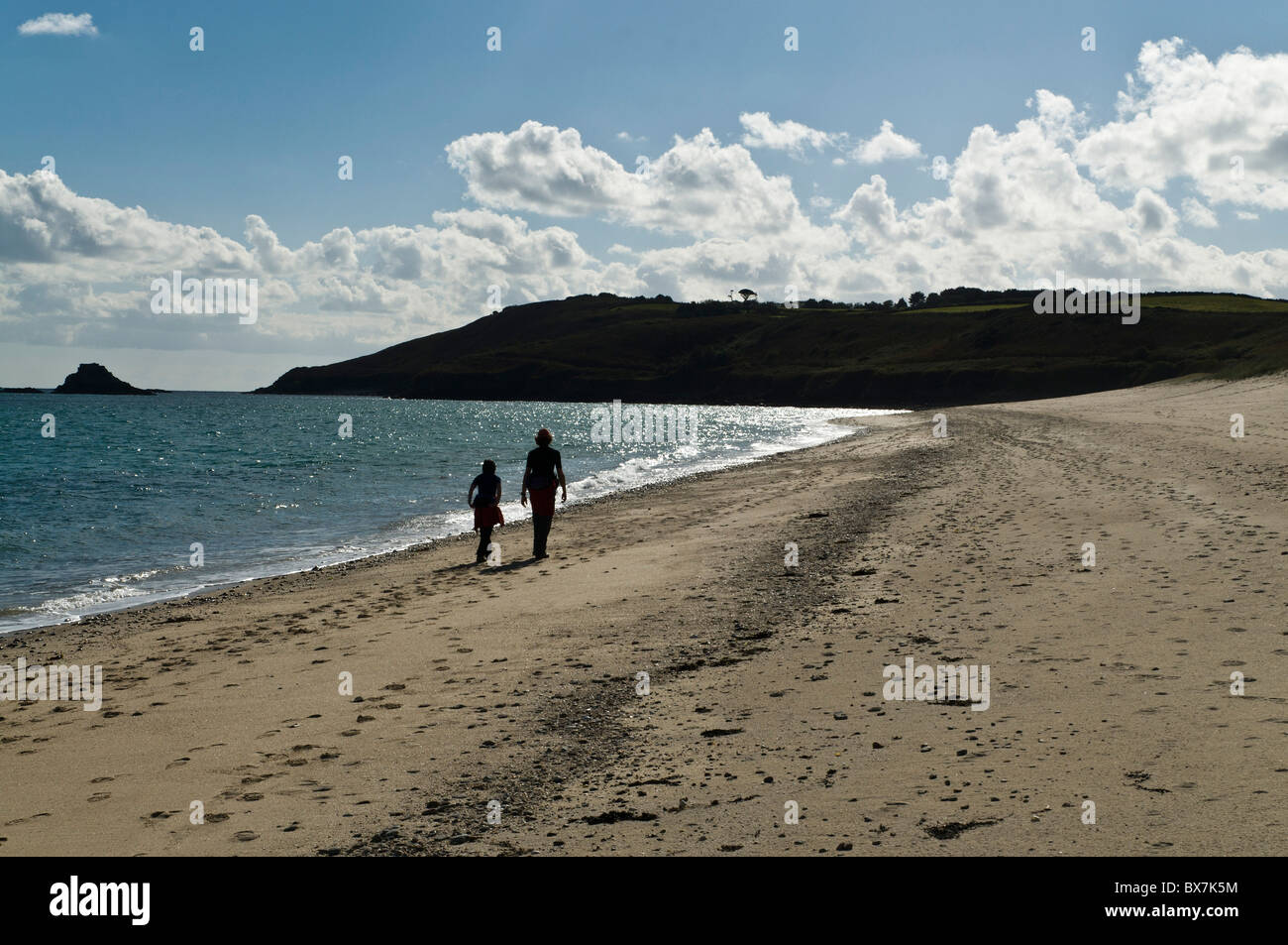 dh Herm Island HERM GUERNSEY Junges Paar zu Fuß entlang Shell Beach Strände Spaziergang Silhouette Stockfoto