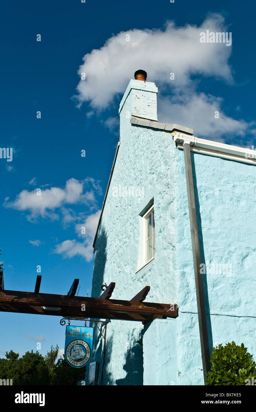 dh HERM GUERNSEY Ship Inn Schild und Herm Island House Blau gestrichene Wände im Hotel Channel Islands Pub Stockfoto