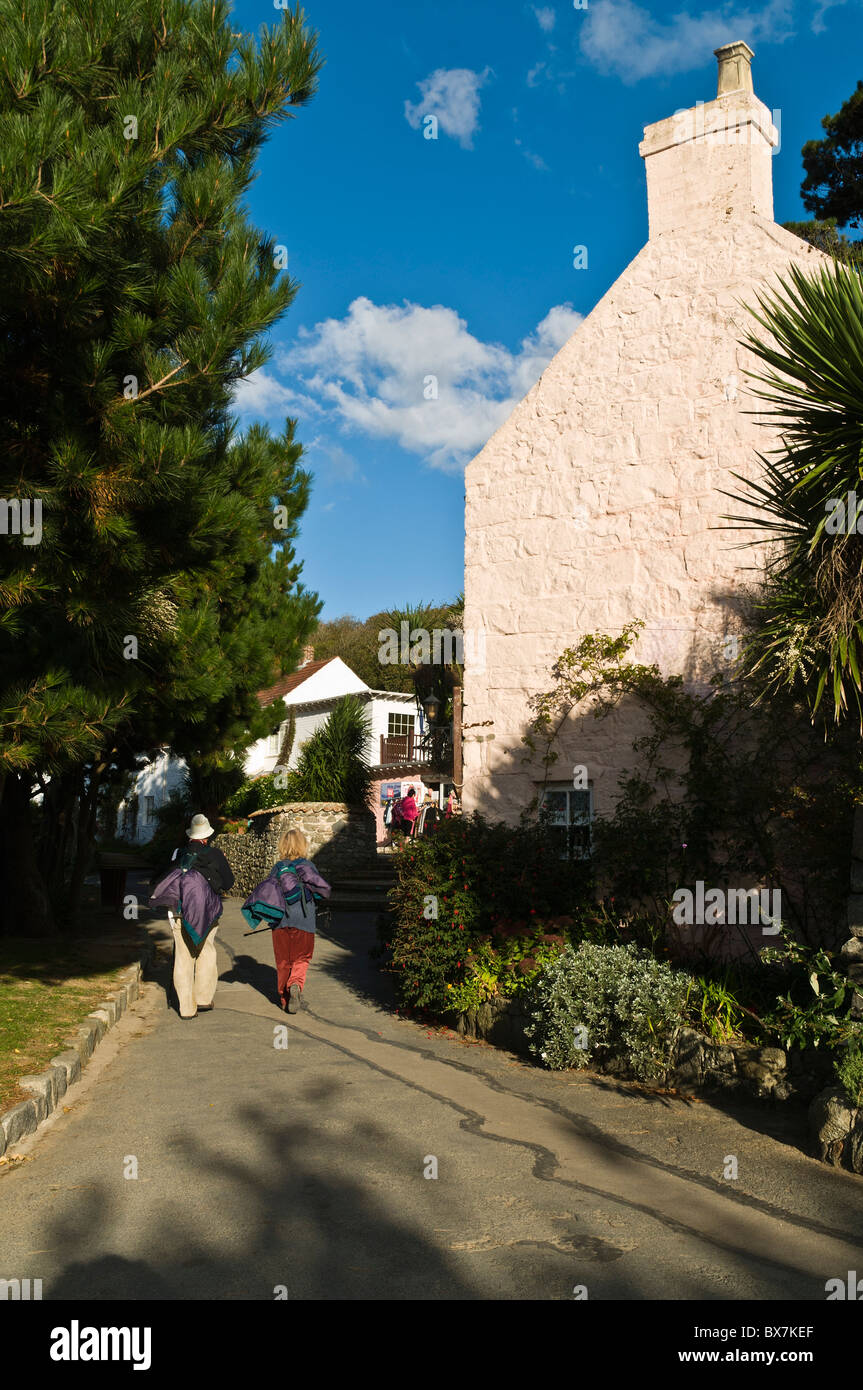 dh Herm HERM GUERNSEY Inseltouristen Herm Hafen Dorfstraße entlang Stockfoto