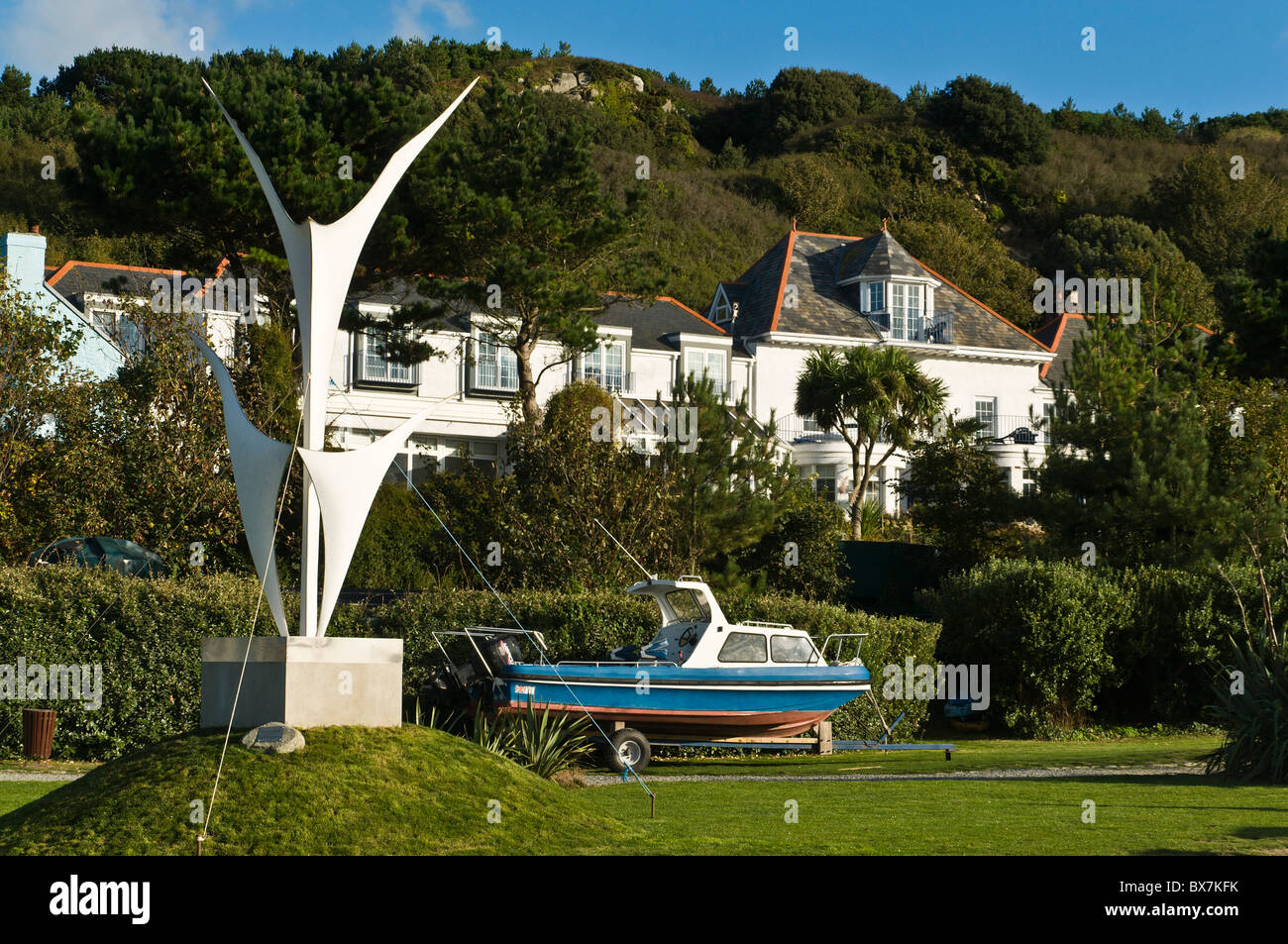 dh HERM GUERNSEY EV Meynell Statue genannt in Flight and Das White House Hotel Channel Island Inn Stockfoto