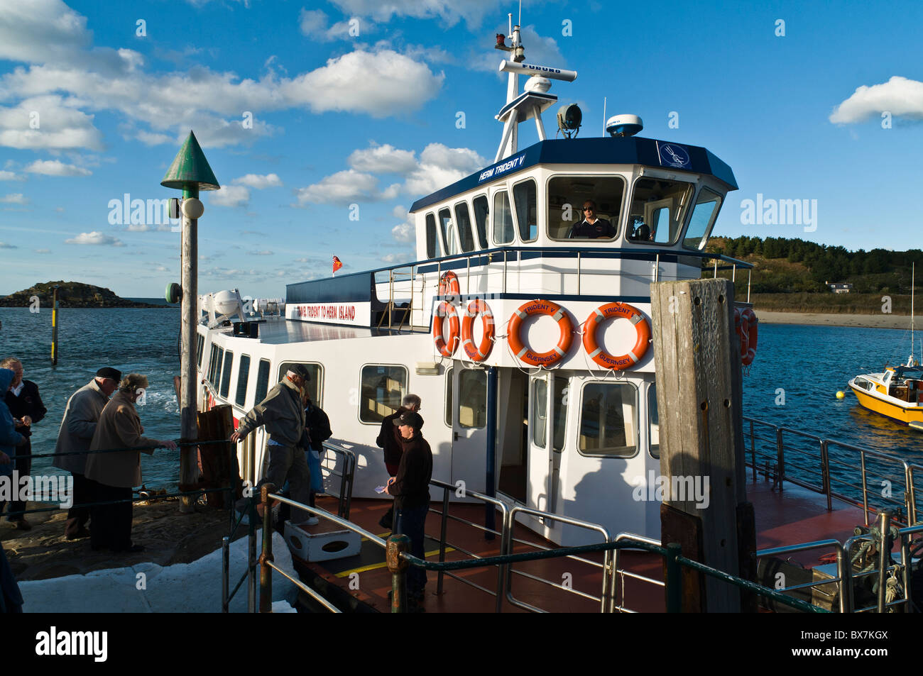dh Herm Insel HERM GUERNSEY Passagiere einsteigen Herm Trident Ferry Herm Hafenpier Stockfoto