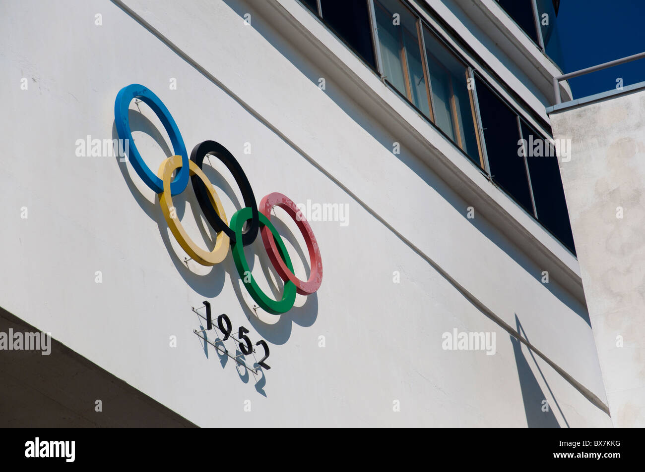 Die Olympischen Ringe im Olympiastadion war Heimat für die Olympischen Sommerspiele 1952 in Helsinki, Finnland. Stockfoto