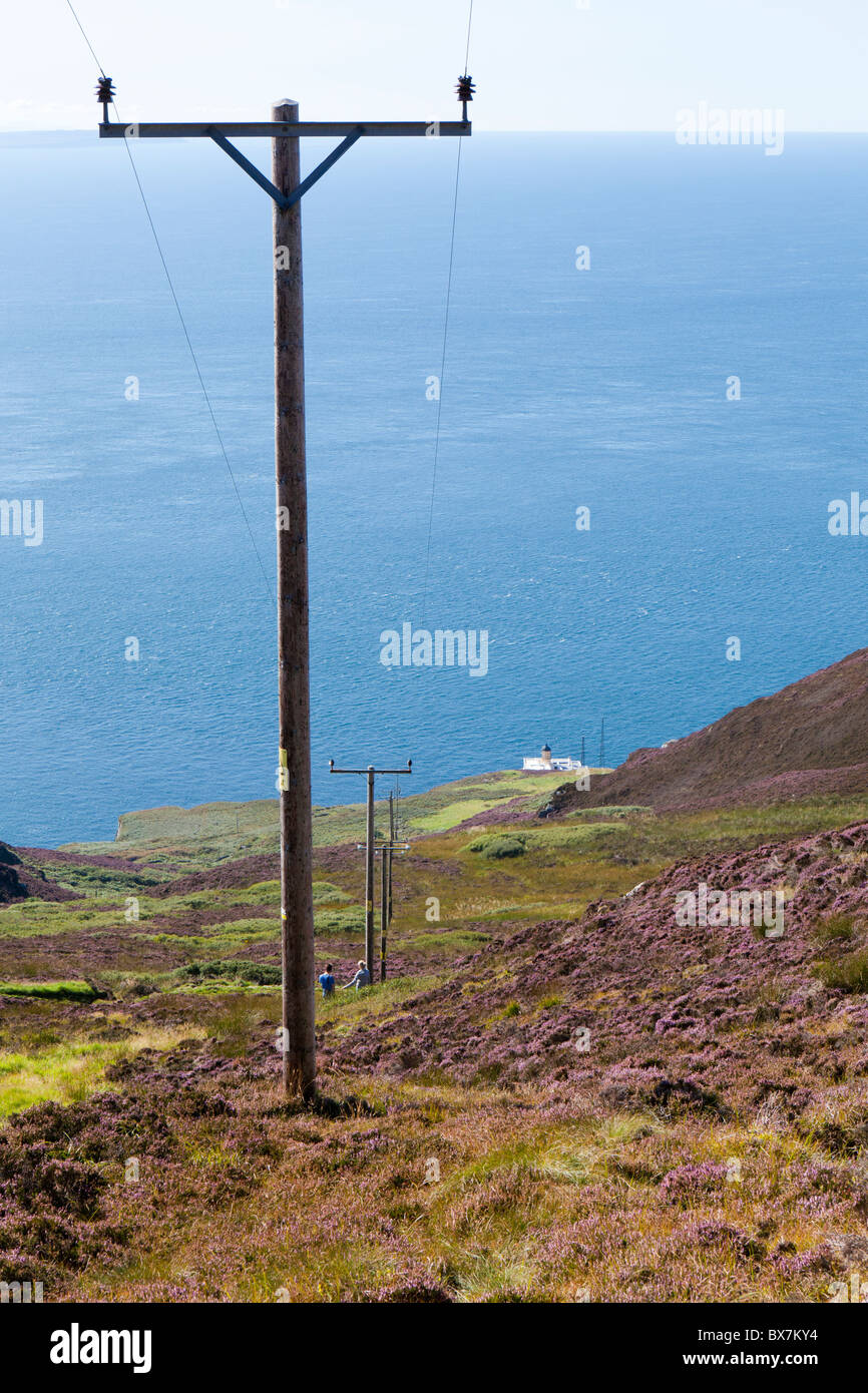 Stromleitungen zum Leuchtturm auf den Mull of Kintyre, Argyll & Bute, Scotland Stockfoto