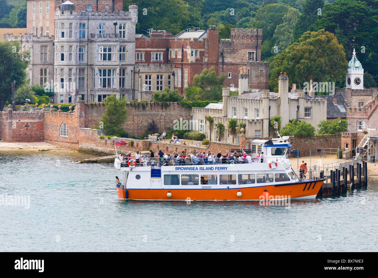 Brownsea Island ferry bringen Touristen nach Castle, Brownsea Island, Poole, Dorset Stockfoto