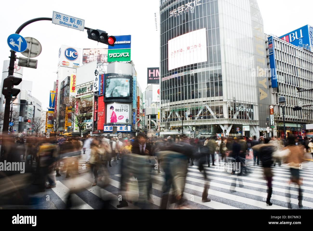 Massen von Menschen auf der Shibuya Kreuzung - Tokio, Japan Stockfoto