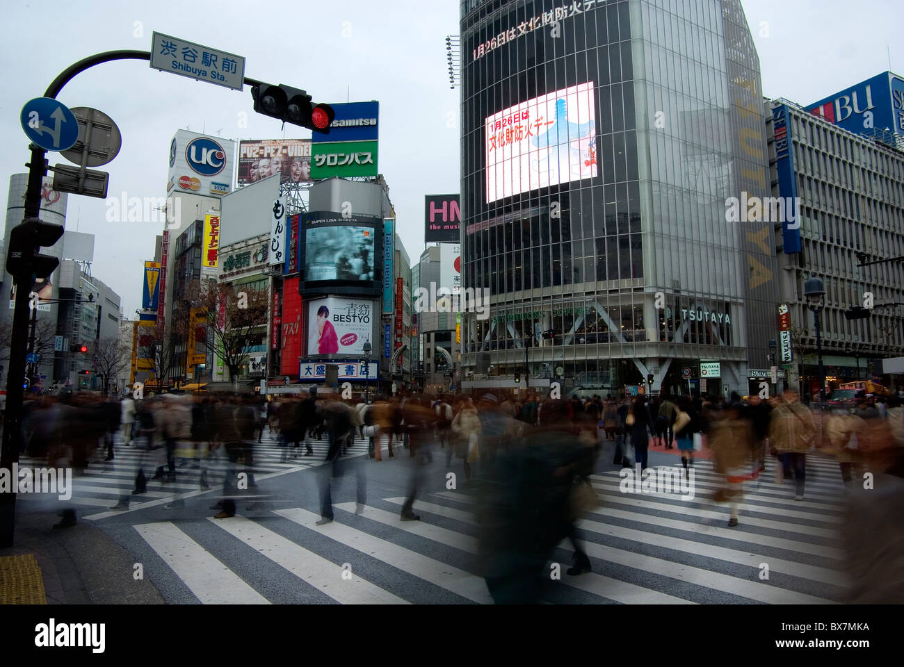 Massen von Menschen auf der Shibuya Kreuzung - Tokio, Japan Stockfoto
